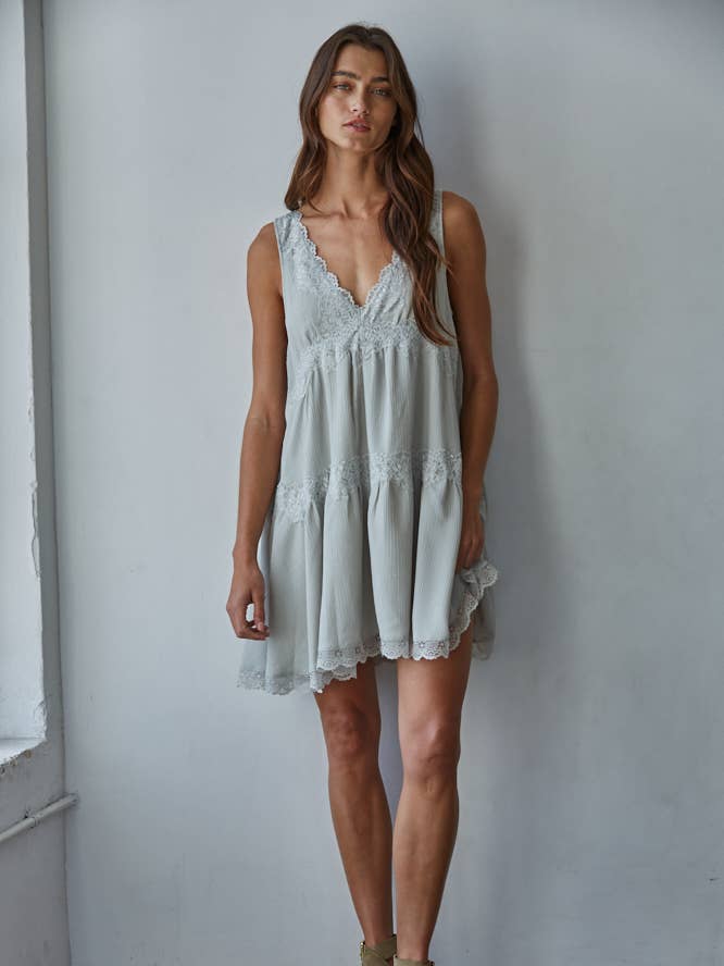 L9549 | Vävda Polyester Djup V-ringad Ärmlös Miniklänning för wholesale av By Together