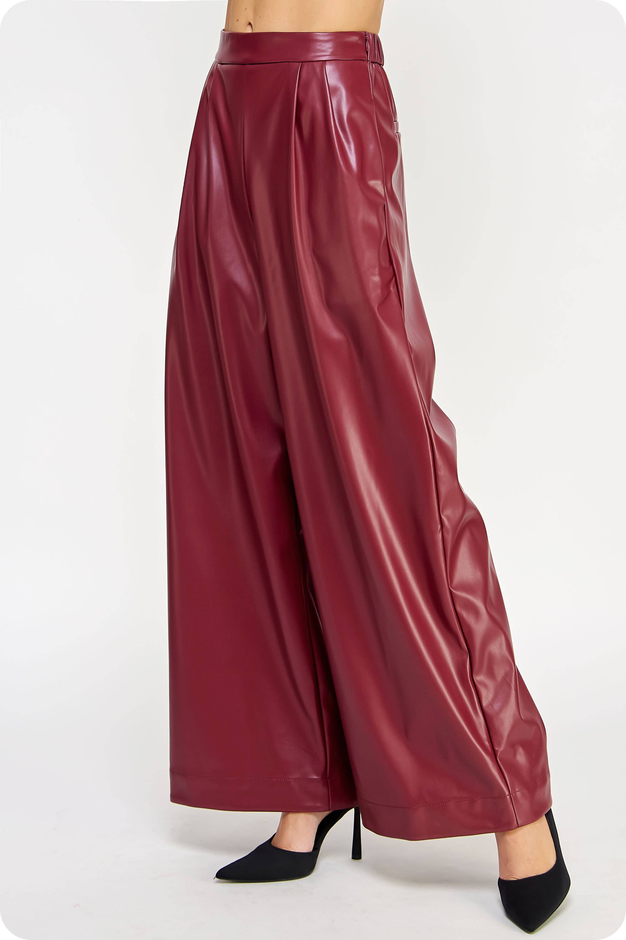 Strut & Bolt – Engroshandel Bukser - Dame – Plisserede detaljer Bredben Bukser i imiteret læder19