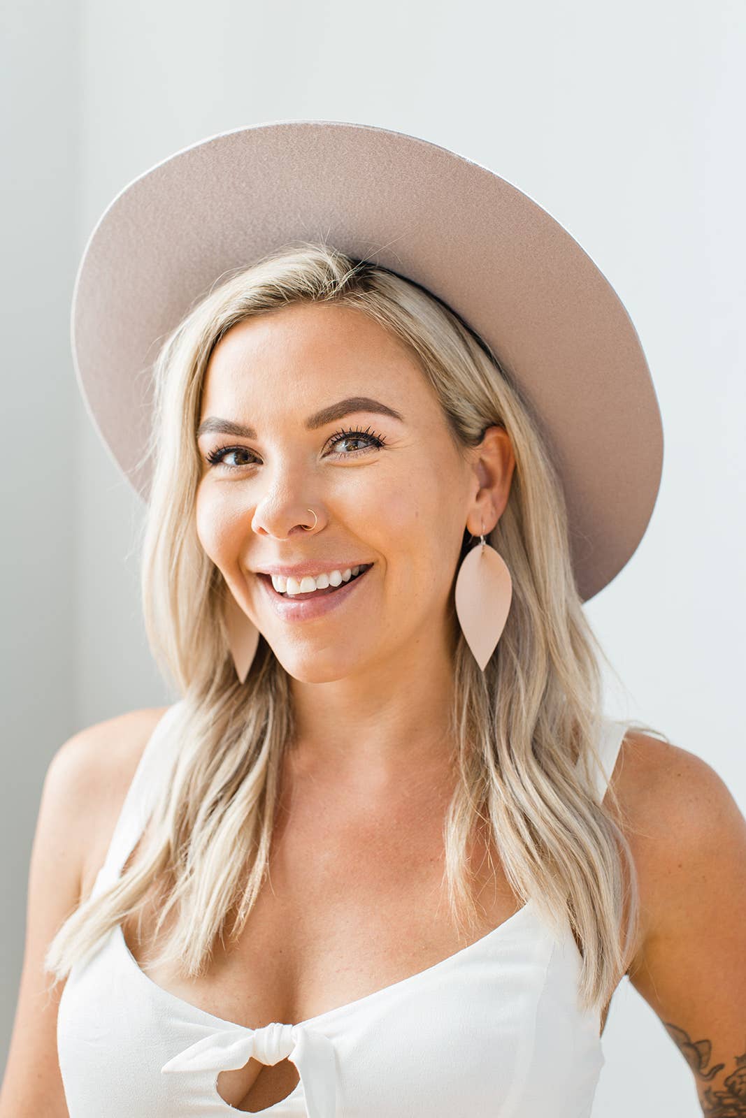 Whitebirch Handmade Goods – Brincos de argola por atacado – Brincos de folha de couro rosa nude2