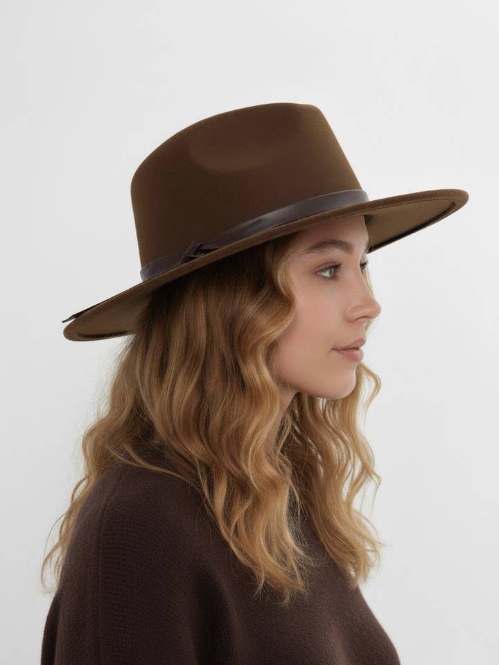 Fedora-hat i brun med læderlook-slips for engroshandel hos My Accessories London