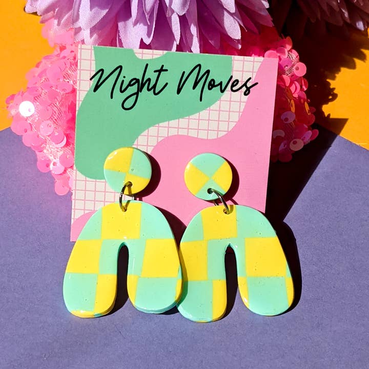 Night Moves Atelier – Engroshandel Hængeøreringe og creoløreringe – Ternet Polymer ler Arch øreringe i Seafoam og gul