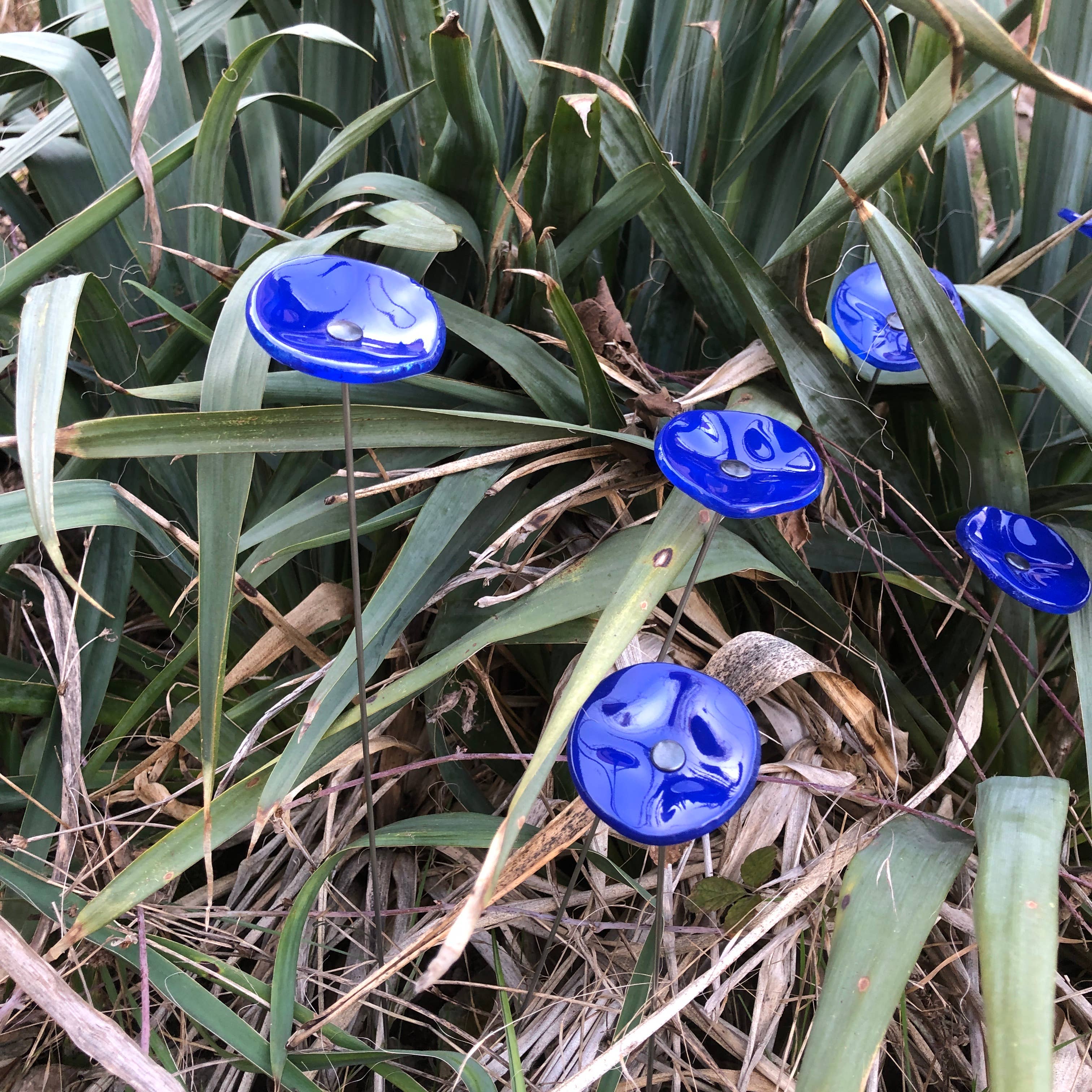 CARNEOL GLASS - Wholesale Garden/Lawn Stake - Small Glass Flower For Outside In L.Blue17