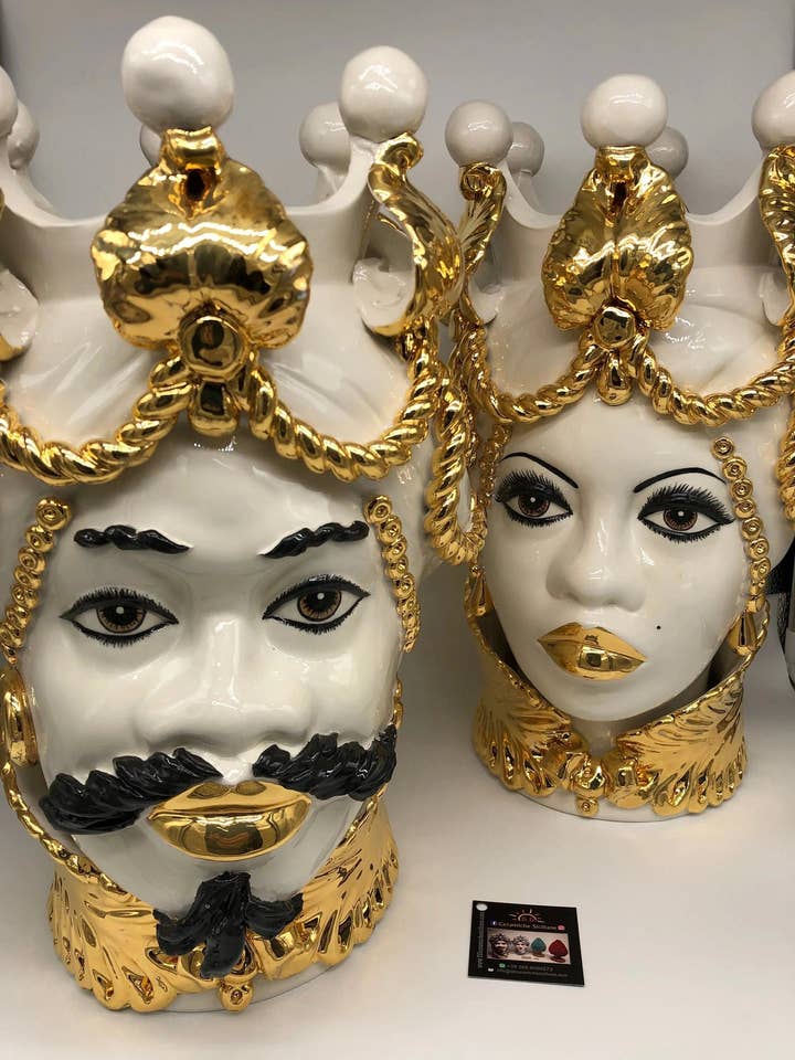 Cabeças artesanais Zephyr Moor em cerâmica de Caltagirone, 43 cm de altura e 26 cm de largura, edição branca com detalhes em ouro por atacado de DD Ceramiche Siciliane