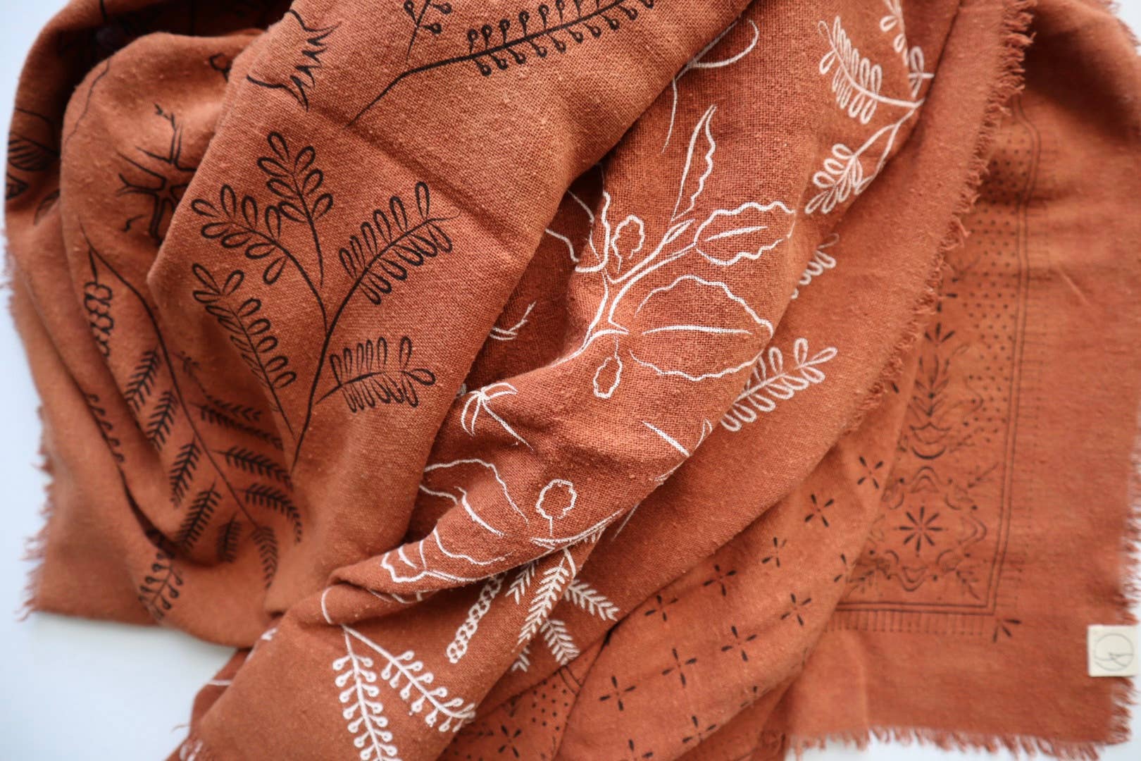 Eco Raw Studio - Vente Bandana – femme - Bandana imprimé botanique en terre cuite teint naturellement (noir)8