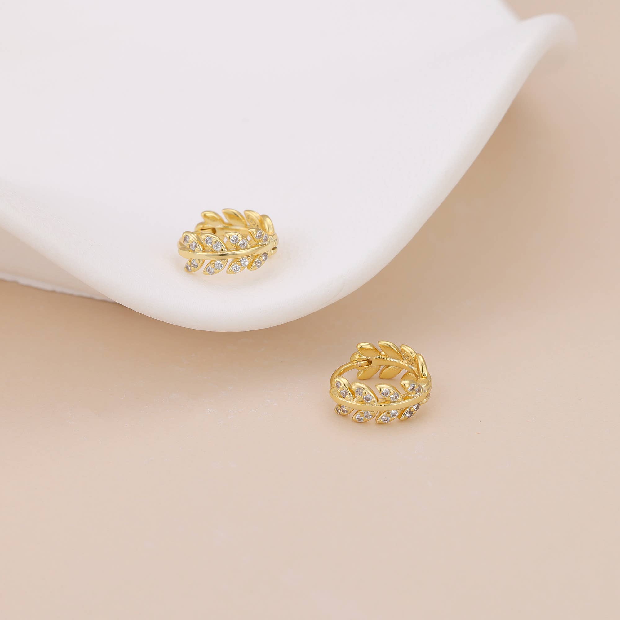 Melange Blanc - Vente Petits anneaux - Boucles d'oreilles huggie feuille d'or E043, boucles d'oreilles créoles feuille10