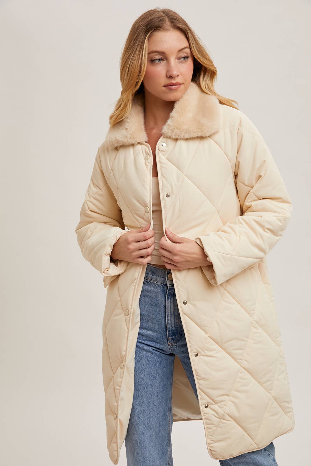 Bluivy - Wholesale Pufferjack - Dames - GEWATTEERDE MIDI-PUFFERJAS MET KRAAG VAN IMITATIEBONT EN KNOOPSLUITING10