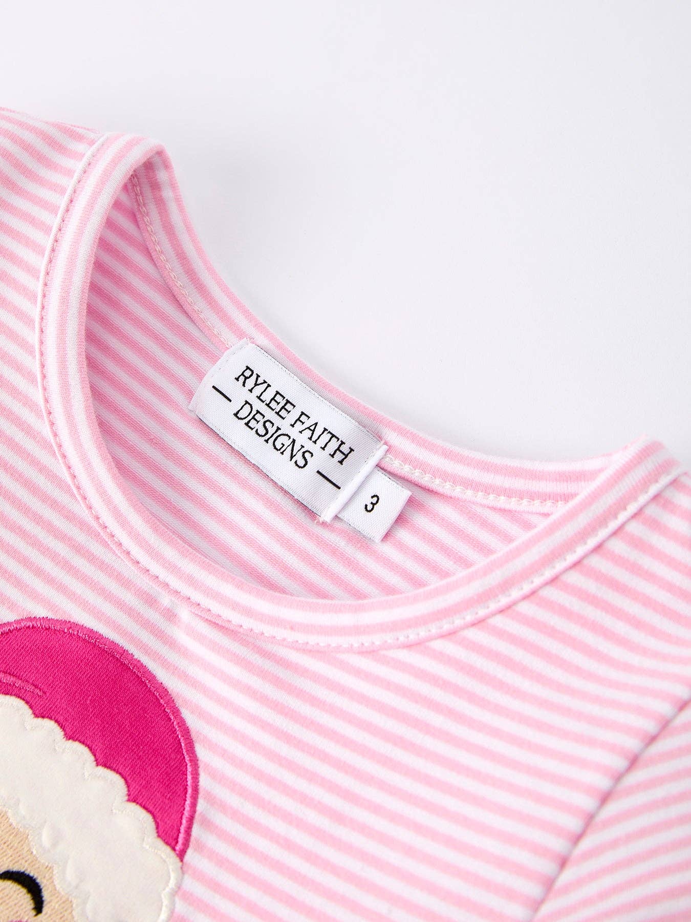 Rylee Faith Designs – Großhandel Kleid – Kinder – Rosa Weihnachtsmann Applikation Gestreiftes Mädchenkleid2
