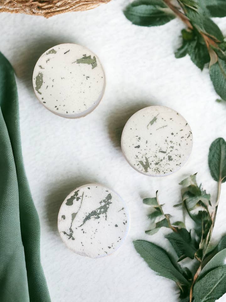 Pastilles de douche à l'eucalyptus et à la menthe - Lot de 100 pour la vente par Woodsy Homelife