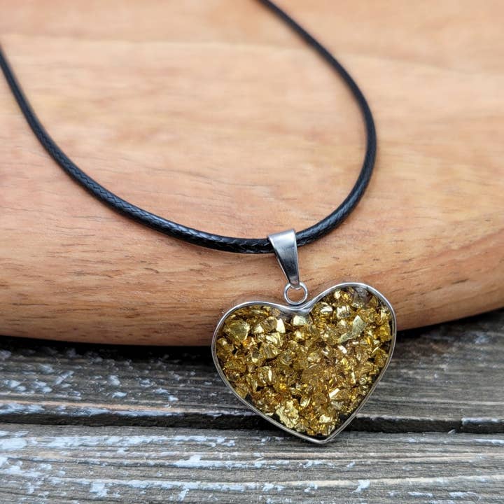 BESHEEK JEWELRY – Großhandel Kette mit Anhänger/Charm – Halskette mit herzförmigem Anhänger aus goldfarbenem Pyritstein in Harz