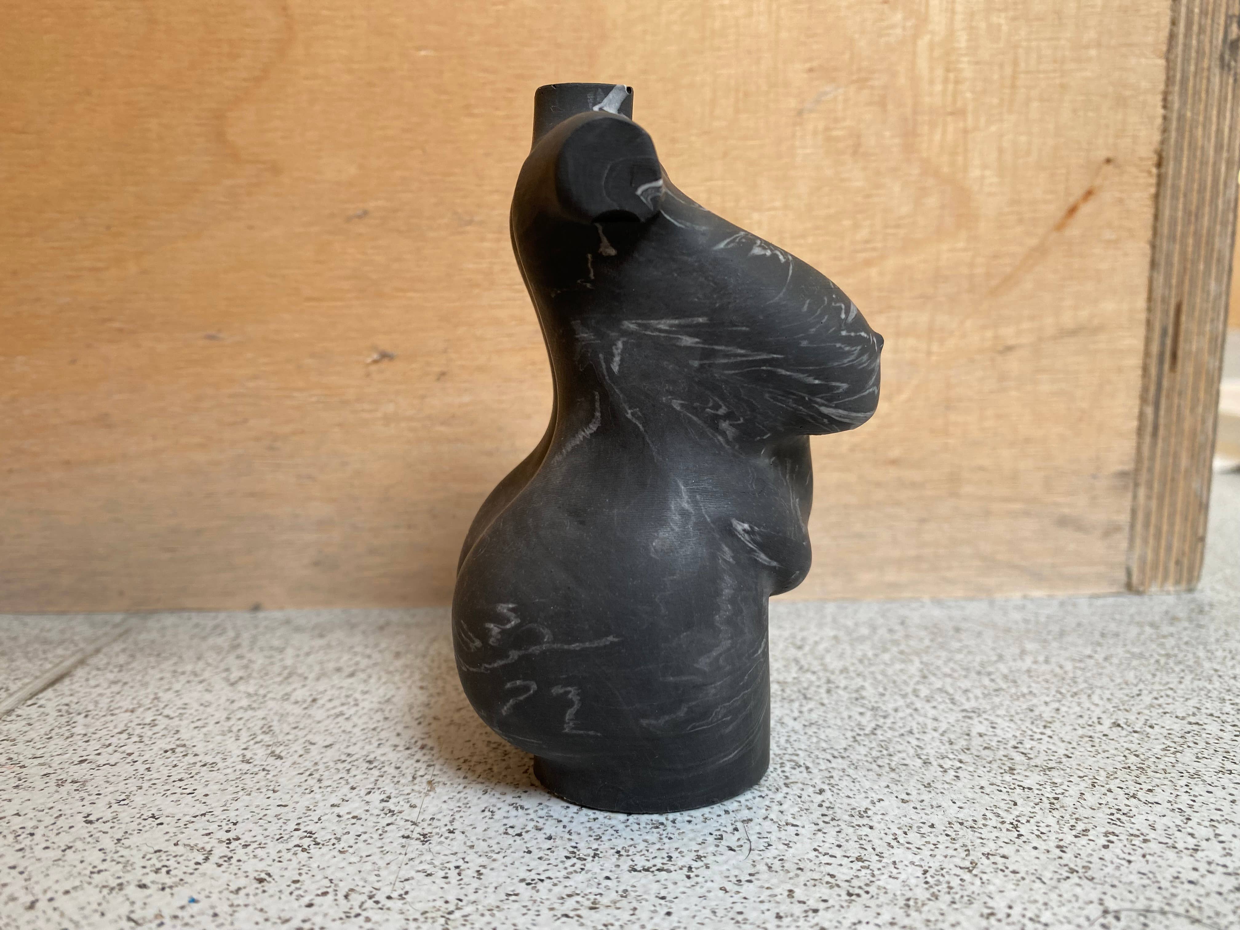 By Shax - Vendita all'ingrosso Scultura - Busto donna curvy marmorizzato - nero1