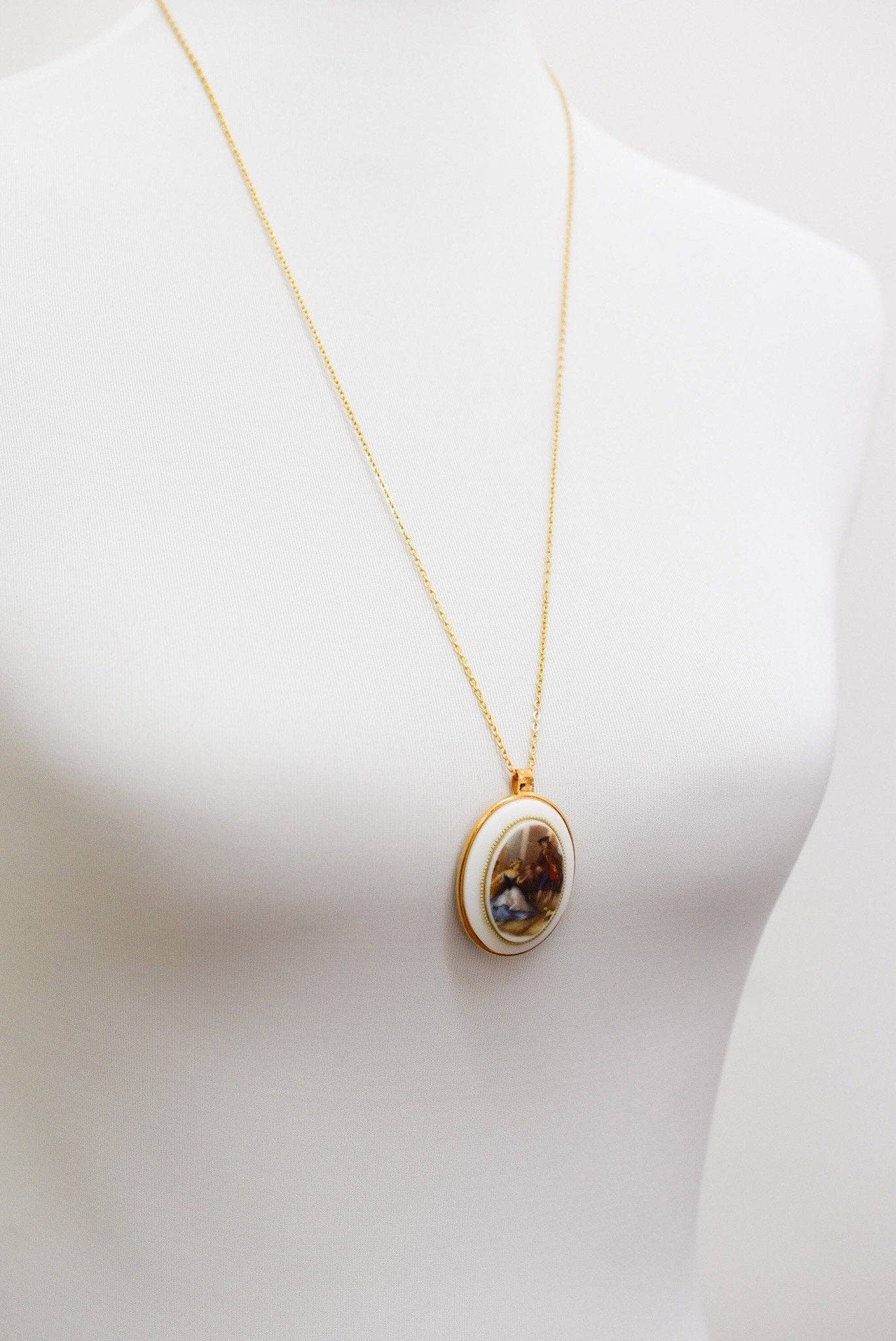 MadamLili – Colar pingente/pendente por atacado – Arte barroca em estilo retrô: cabochão vintage em porcelana com corrente banhada a ouro - nostalgia e elegância - VIK-1043