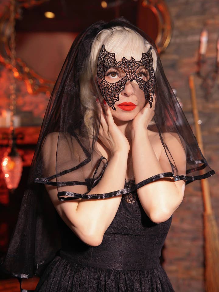 De Masker Sluier – Gotische Tulle Sluier met Kant Vleermuismasker (Rouwstemming Editie) voor wholesale door Weasel Wear