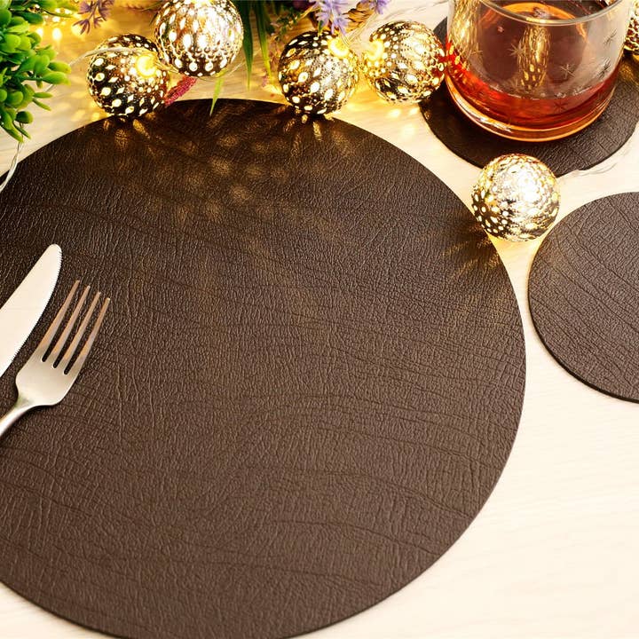 Uppsättning av 6 klassiska bruna läderbrädor runda bordstabletter 1 för wholesale av The Dapper House