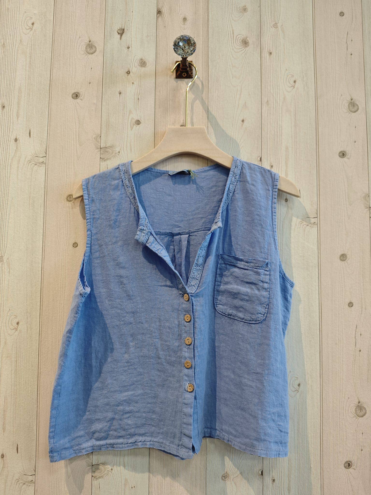 Linen & More – Camisa com botões no colarinho – Mulher por atacado – Blusa sem mangas de linho 100% LINHO2