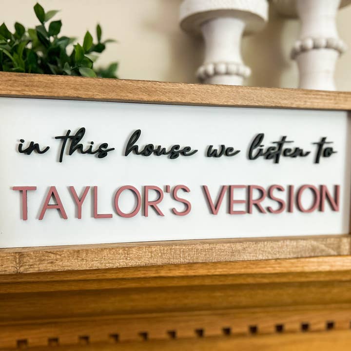 Three Bees Decor - Wholesale Sign - In this house we listen to Taylor's Version