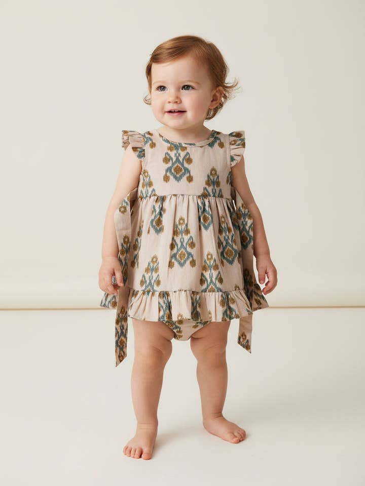 Ensemble robe et fleurs imprimées vert écru pour la vente par Yo Baby