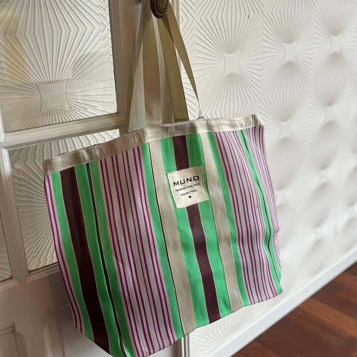 Sac XL en nylon recyclé fait main - rayures verticales vertes et brunes pour la vente par Muno