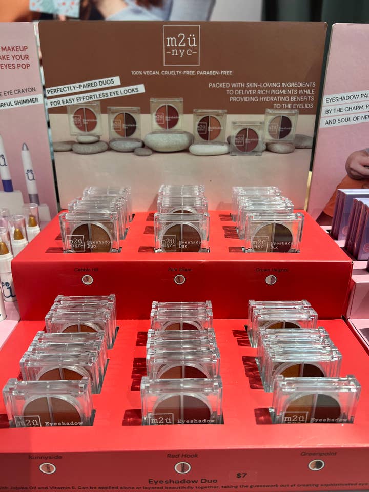M2U NYC Eyeshadow Duo con display gratuito per la vendita all'ingrosso da parte di M2U NYC