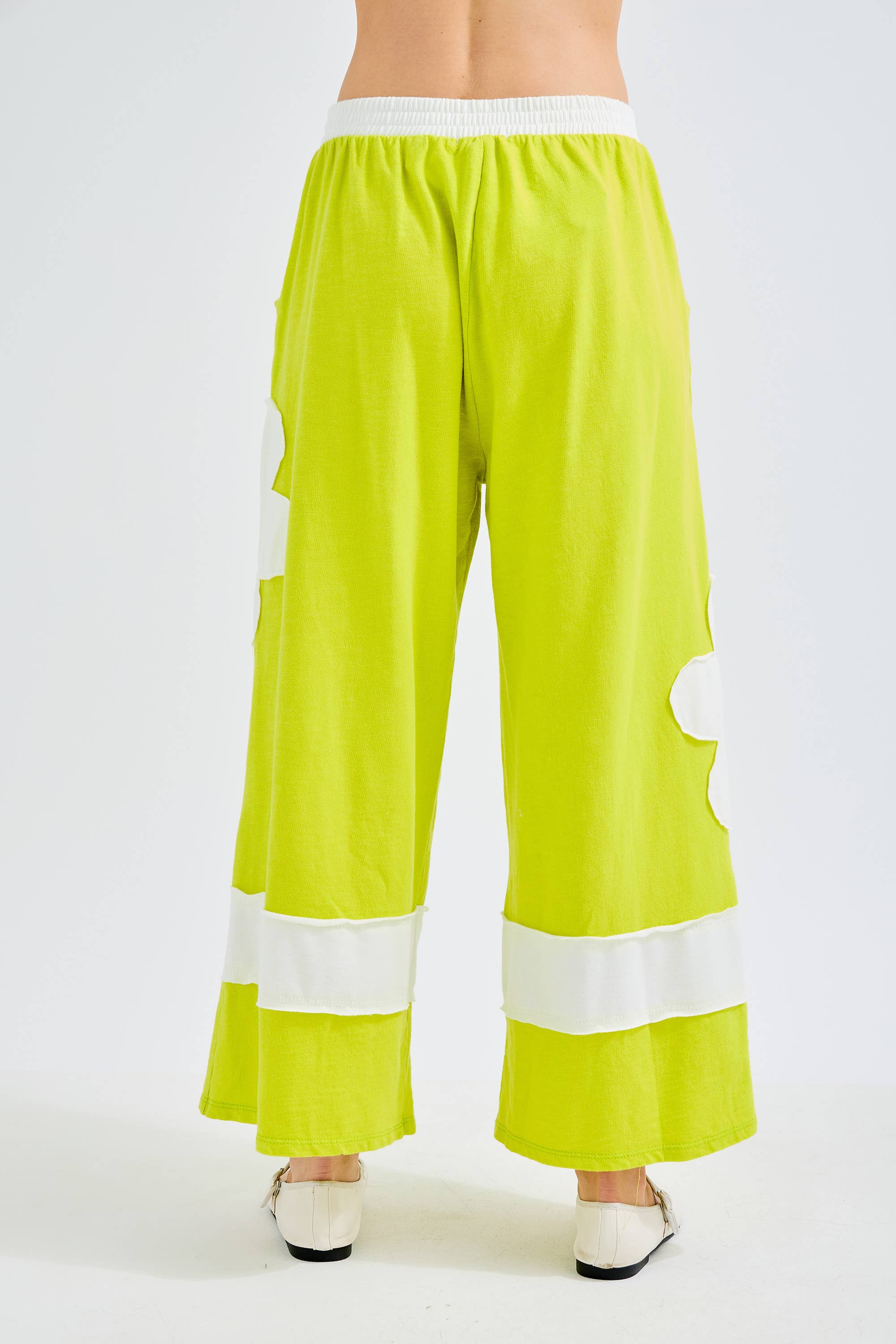 J.Her – Calças - Mulher por atacado – Calças de Perna Larga com Lavagem Mineral e Remendos de Flores HP63342