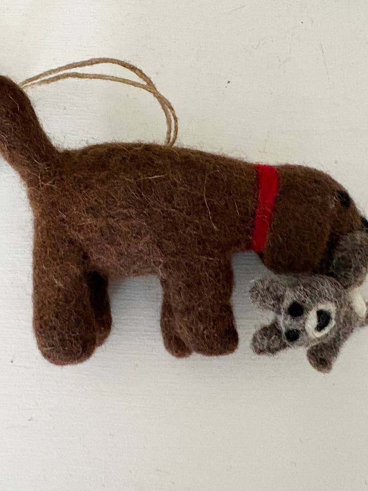 Lã Feltrada Chocolate Lab “Milo” com ornamento Urso de Peluche por atacado de cerruti home