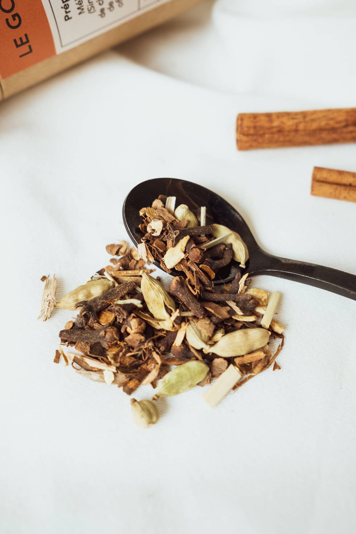 Entre Deux Haies – wholesale Health/detox tea – Golden Chai Herbal Tea - Chai Latte Preparation2