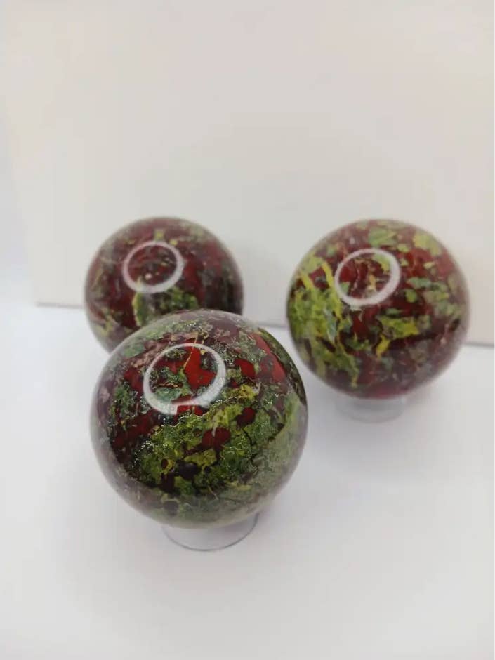 Sphère de Jaspe Sang de Dragon 2,75" pour la vente par The Mystical Moons