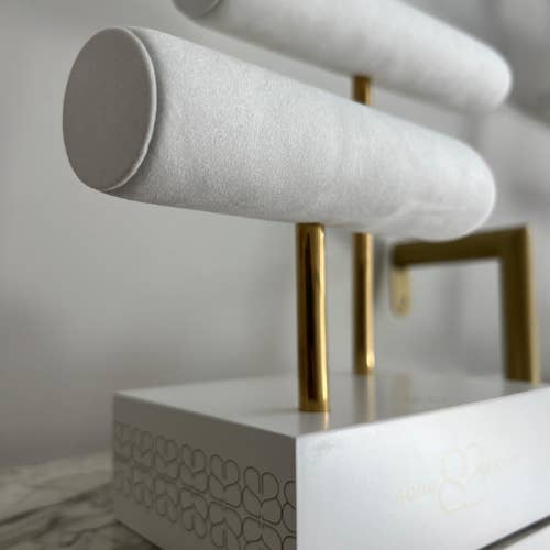 Boho Betty - Vente Supports et présentoirs à bijoux - Présentoir à bijoux à deux niveaux en faux daim Boho Betty – Support à bracelets or et blanc1