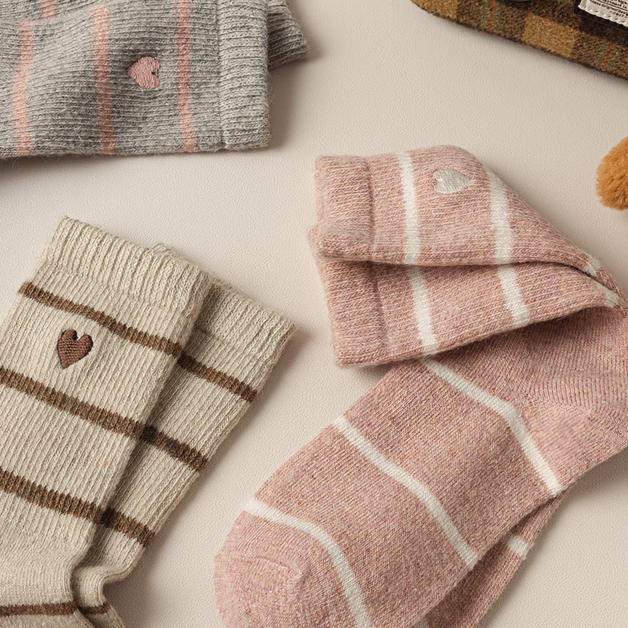 Happy Knits – Engroshandel Strømper - Dame – Uldstrømper til kvinder - retro, hjertebroderi, varme og hyggelige7