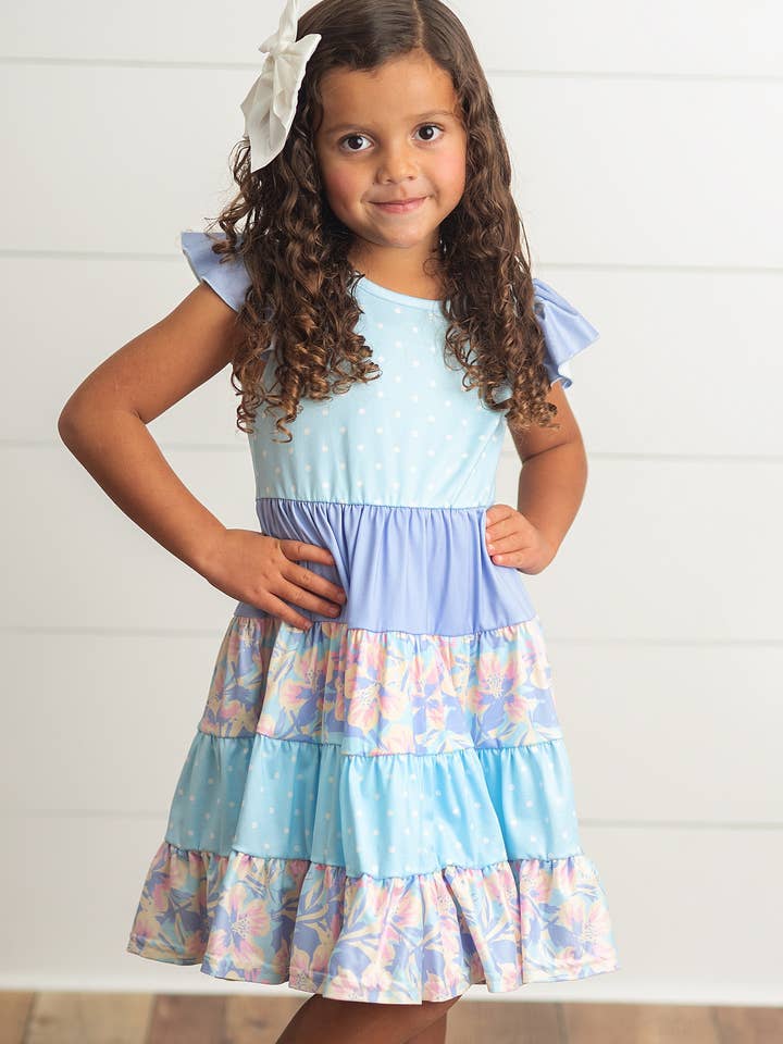 Robe printanière à volants pour enfants à pois bleus et violets avec motif floral pour la vente par Oopsie Daisy