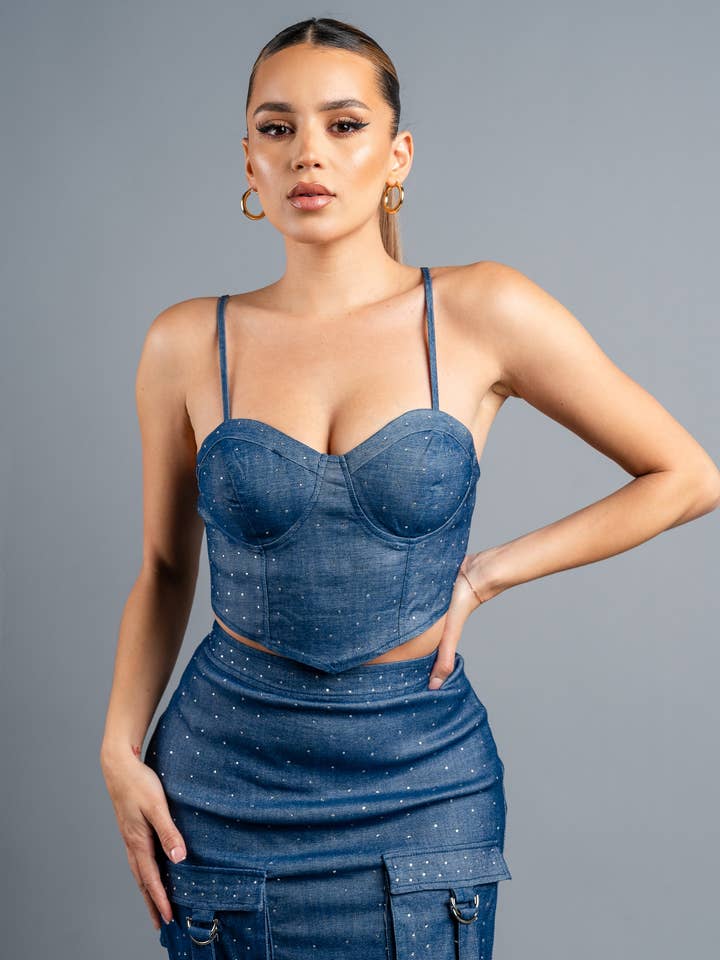 PS9433EST-W_ENSEMBLE BUSTIER EN JEAN STRETCH AVEC STRASS & JUPETTE pour la vente par PRIVY