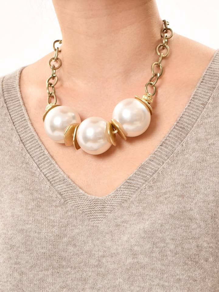 Short three-pearl necklace for wholesale by Victoria Moda