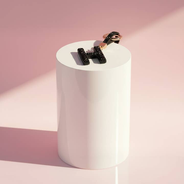 Nero Portachiavi e Ciondolo per Borsa con Lettera Iniziale in Cristallo Nero in vendita all'ingrosso su Faire3