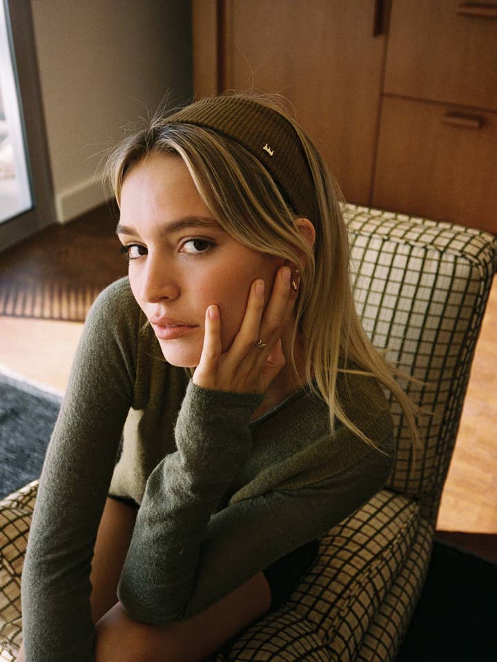 De zachte geribbelde hoofdband in kardemom voor wholesale door Arc + Bow