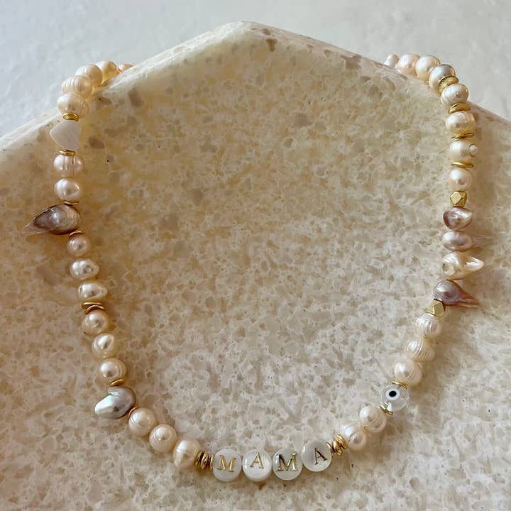 Collier personnalisé en or avec plusieurs perles MAMA pour la vente par House of Olia