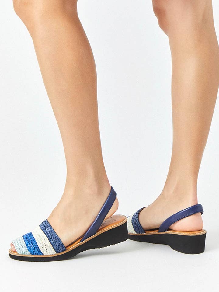 Menorquinas mit blauem BRUT-Keil für den Großhandel von Lola Almagro