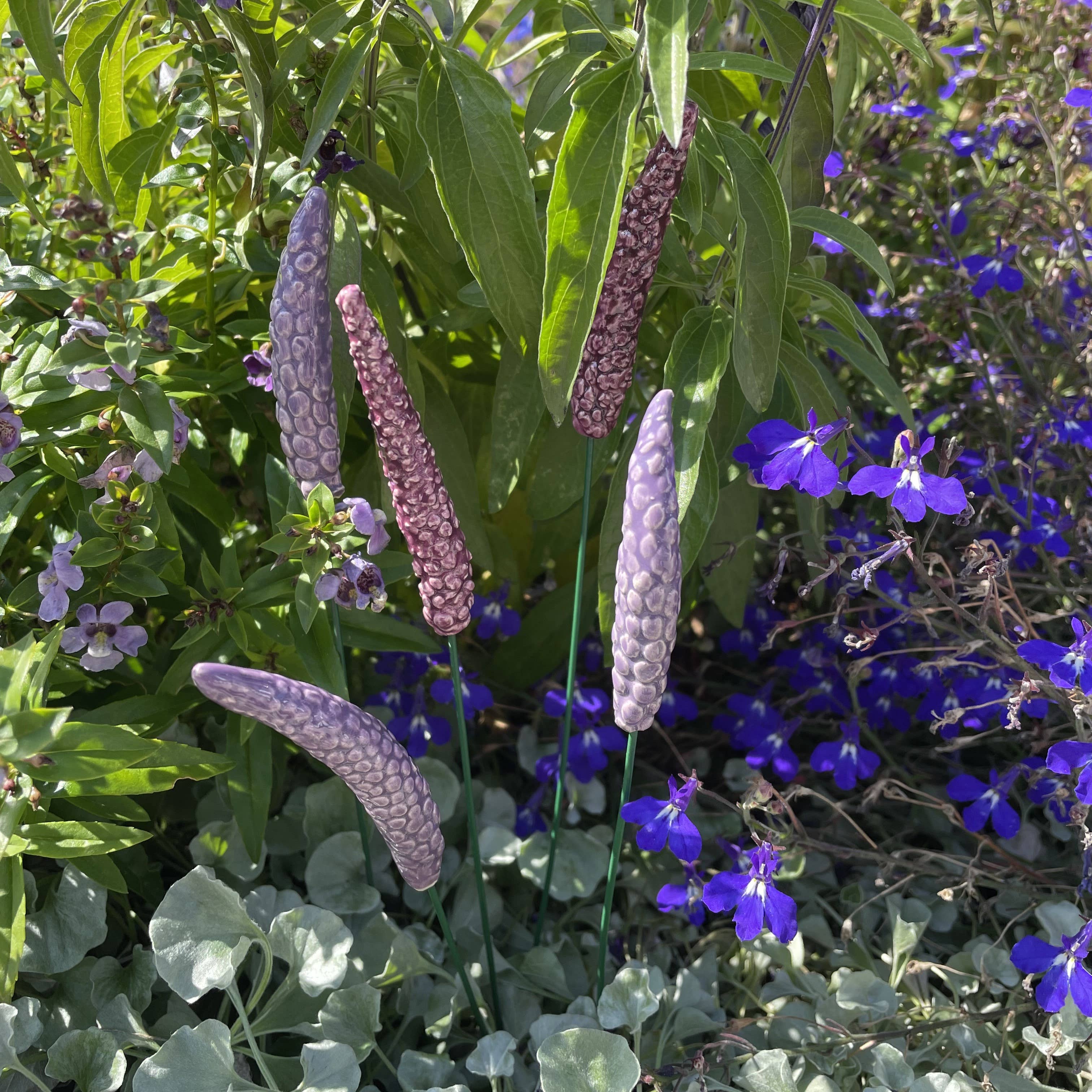 Pannonhem AB. – Großhandel Pfosten/Pfähle – Keramikblume Lavendel mit Stiel, Pflanzenstecker, Lavendel an Drahtstiel1