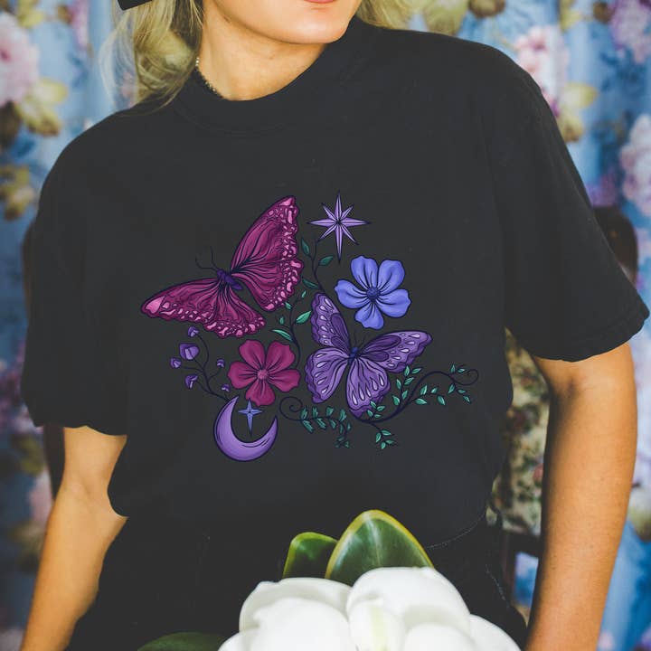 Blumenschmetterlings-T-Shirt, Whimsy-Shirt, Gotische Vibes für den Großhandel von Fairytale Stitchcraft