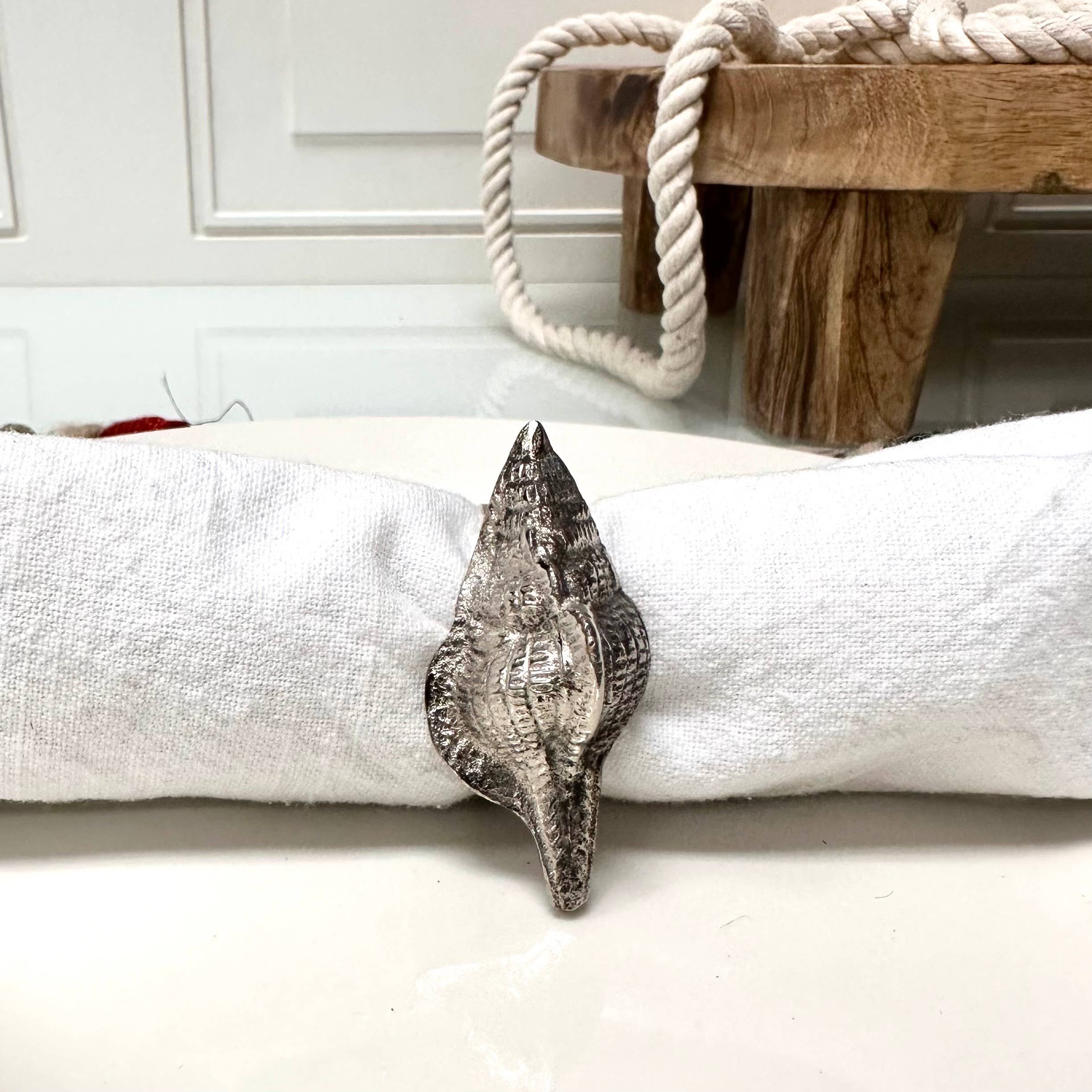 India Handicrafts Inc - Vente Rond de serviette - Set de 12 ronds de serviette en coquillage de bulot nickelé2