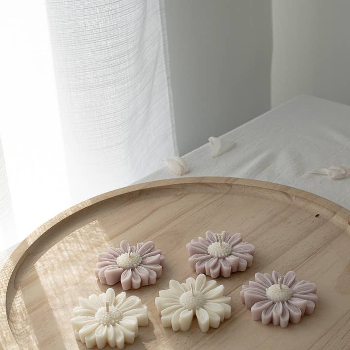 Glowing Harmony Candle Co - Wholesale Party Favor - Daisy Candle | Flower Candle Favors in Tulle2