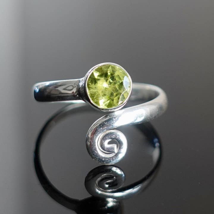 Anillo Unisex Ajustable con Peridoto Facetado | Plata de Ley para venta al por mayor de Mistry Gems