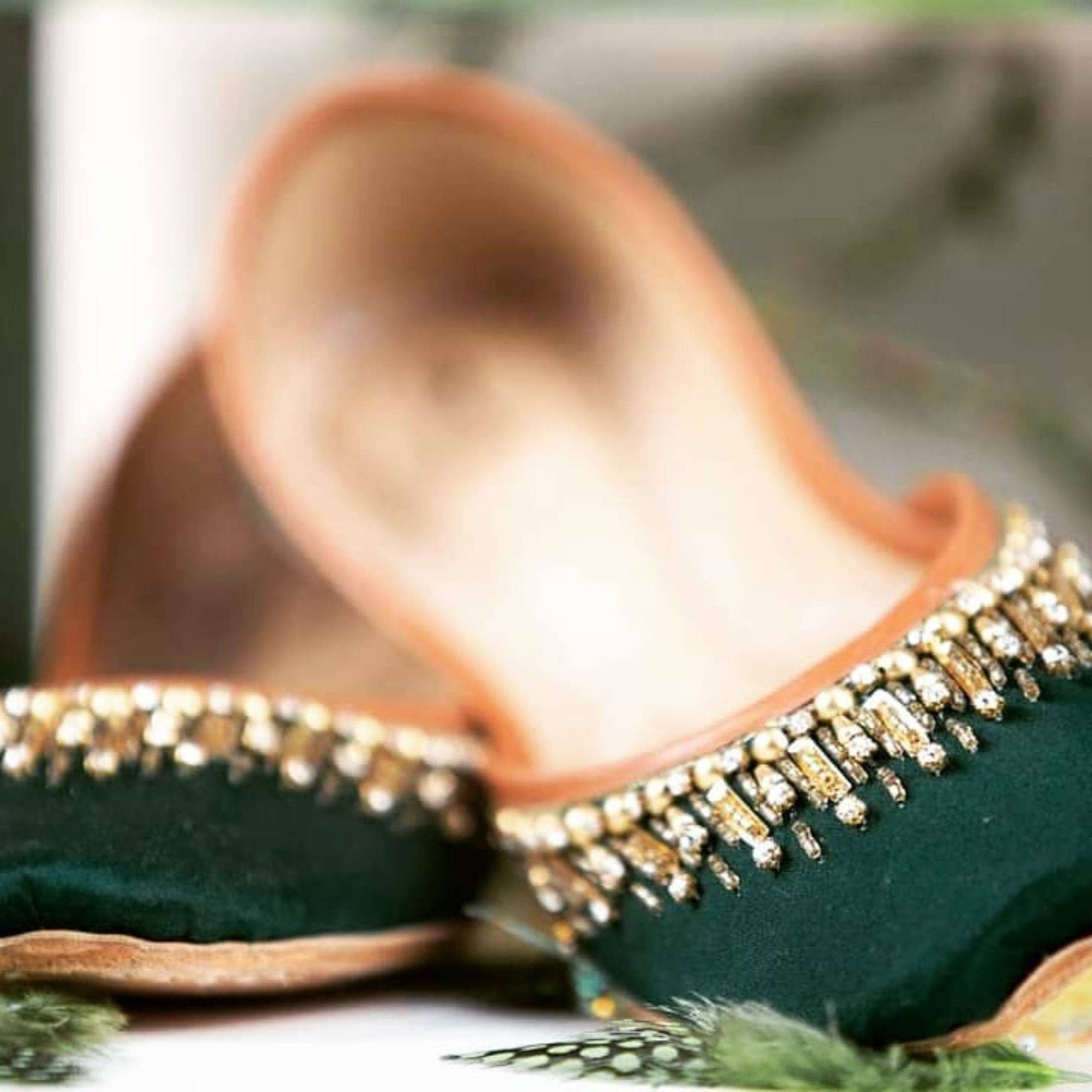 Verde Zapatos planos de boda de satén verde esmeralda Khussa Jutis para novias de venta al por mayor en Faire2