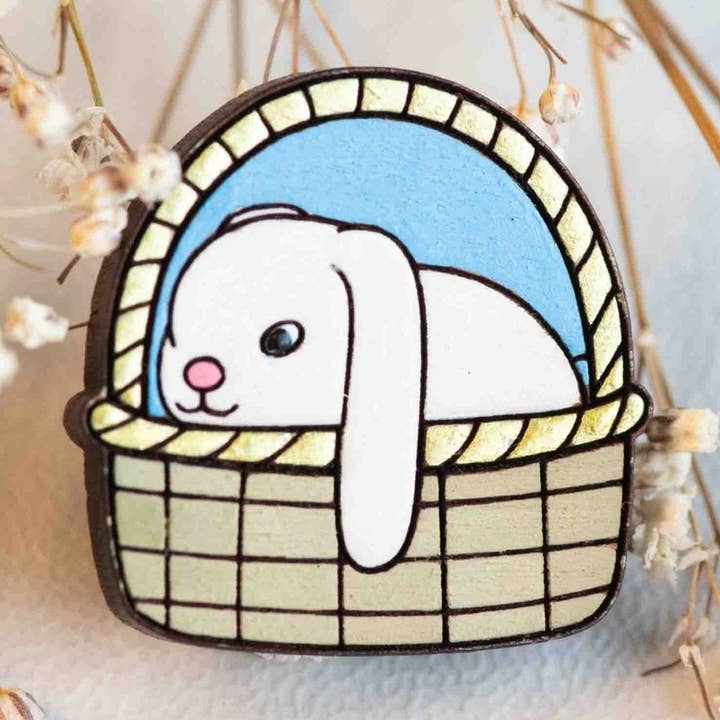 Badge à épingle en bois peint à la main avec panier à lapins - PL40258 pour la vente par Robin Valley