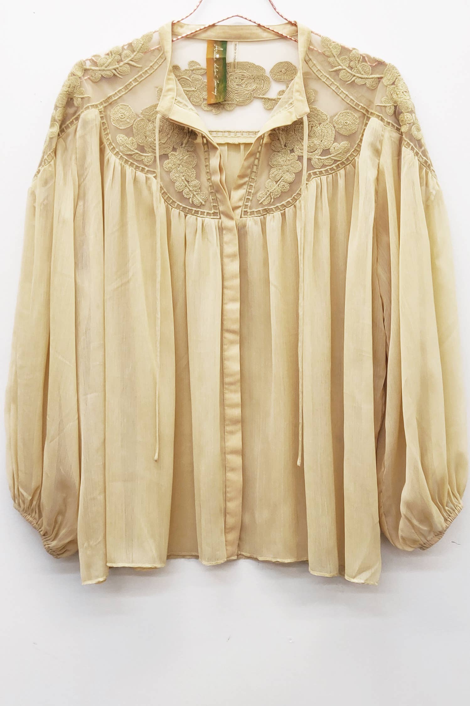 Champagne Camellia Top / Bluse for engroshandel på Faire10