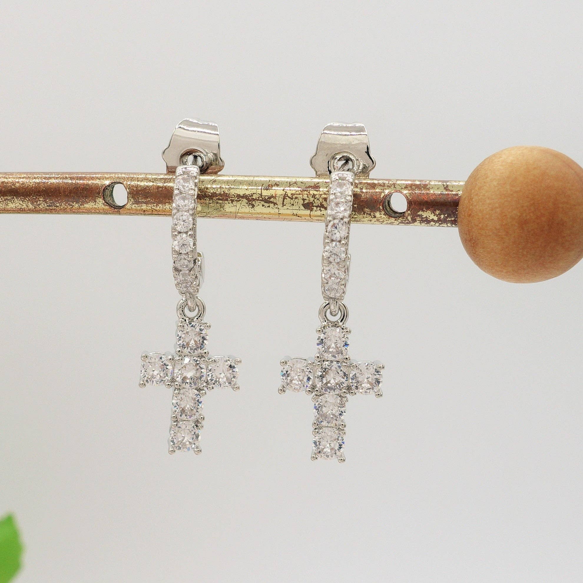 Daemon srls - Wholesale Huggie Earrings - SYLVIE CROSS HOOPS ~ Orecchini mini cerchio zirconato con croce in cubic zirconia0