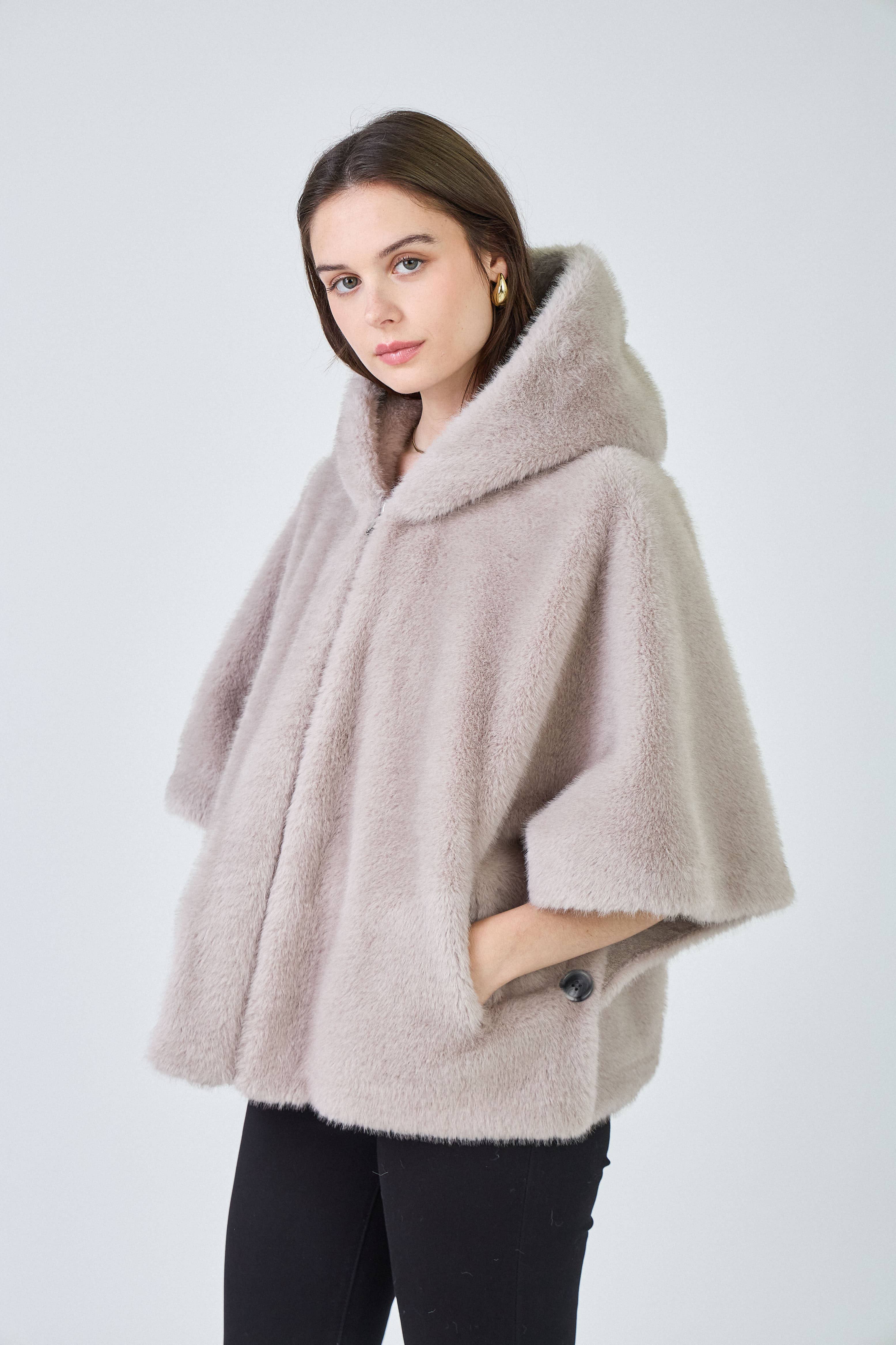 Giovanni Paris - Vendita all'ingrosso Pelliccia/Pelliccia sintetica - Donna - Mantella Alizée con cappuccio in ecopelliccia24