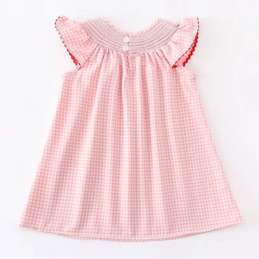 Rylee Faith Designs - Wholesale Jurk - Kinderen - Baby meisjesjurk met aardbeienborduursel en geruite smock.1