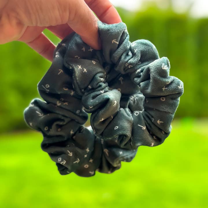 Velvet Scrunchie - Game Day pour la vente par Luna + Liyah