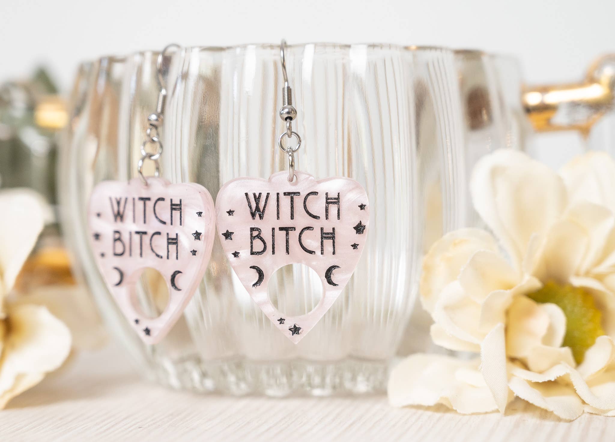 HoneyGlow Designs - Vendita all'ingrosso Orecchini pendenti - Orecchini a planchette Ouija Witch Bitch - stile strega1
