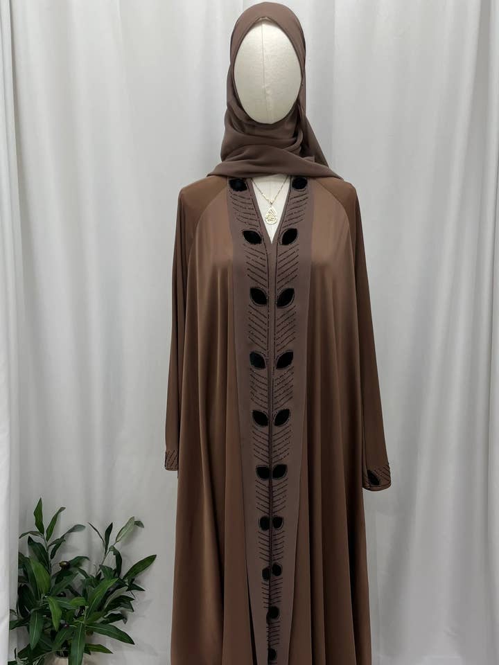 Abaya Narjis – Elegante Bescheiden Kleding met Tijdloze Stijl voor wholesale door Palestinian Elegance