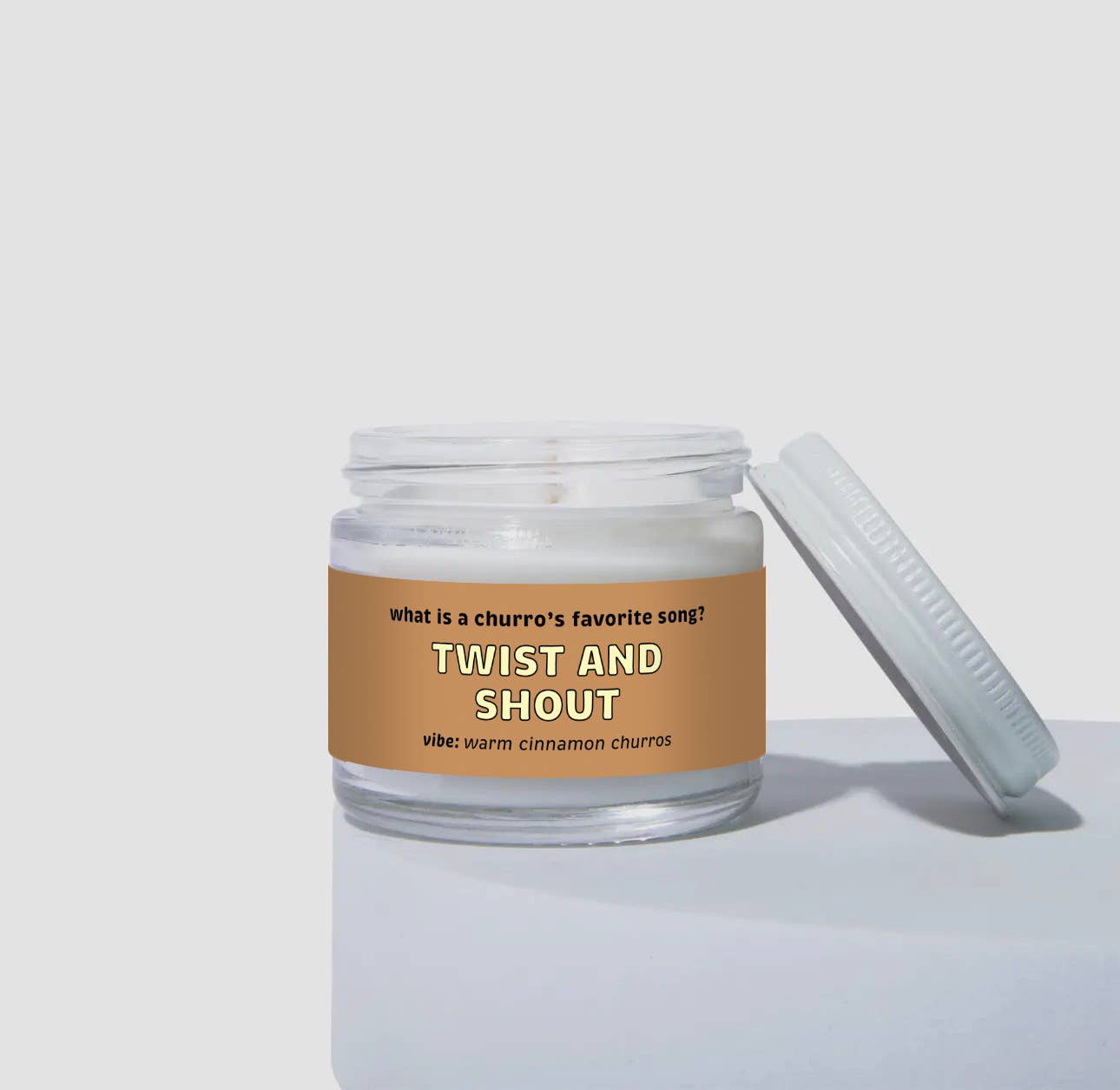 Nalluminations® - Clean Candles, Clean Jokes – Engroshandel Glaslys – Kanel Churros Lys | Sjovt Lys | Bageridufte1